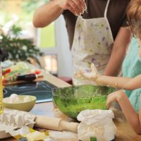 料理の手伝いをする子ども達