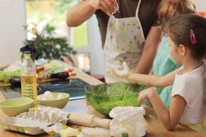 料理の手伝いをする子ども達